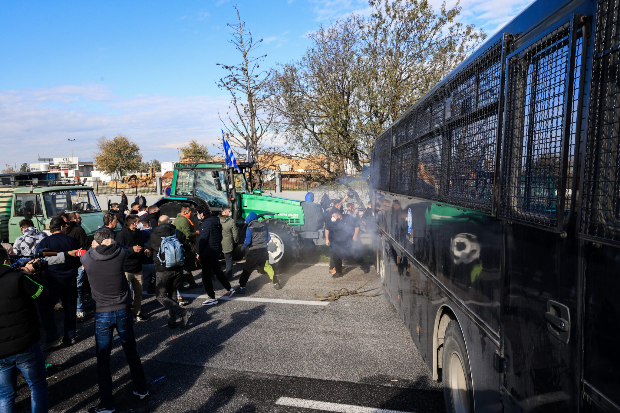 Οι αγρότες στα μπλόκα: Έκλεισε η Εθνική Οδός- ένταση και επεισόδια με την αστυνομία (φωτό- βίντεο)