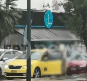 Αγριος καβγάς και ξυλοδαρμός οδηγών στη μέση της Λένορμαν υπό καταρρακτώδη βροχή (Βίντεο)