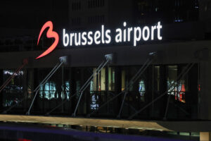 Το αεροδρόμιο των Βρυξελλών έκλεισε μετά από αναφορά για την εμφάνιση drone - Μια πινακίδα φωτίζεται έξω από το αεροδρόμιο των Βρυξελλών, μετά από αναφορά της βελγικής υπηρεσίας ελέγχου εναέριας κυκλοφορίας για την εμφάνιση drone, στο Zaventem του Βελγίου, στις 4 Νοεμβρίου 2025. REUTERS/Yves Herman