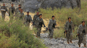 Μαχητές του Κουρδικού Εργατικού Κόμματος (PKK) περπατούν προς την τελετή αποστράτευσης στο Καντίλ - Μαχητές του Κουρδικού Εργατικού Κόμματος (PKK) περπατούν προς την τελετή αποστράτευσης, σηματοδοτώντας ένα σημαντικό βήμα προς τον τερματισμό της δεκαετούς σύγκρουσης μεταξύ της Τουρκίας και της παράνομης οργάνωσης, στα βουνά του Καντίλ, στο Ιράκ, στις 26 Οκτωβρίου 2025. REUTERS/Thaier Al-Sudani TPX ΕΙΚΟΝΕΣ ΤΗΣ ΗΜΕΡΑΣ