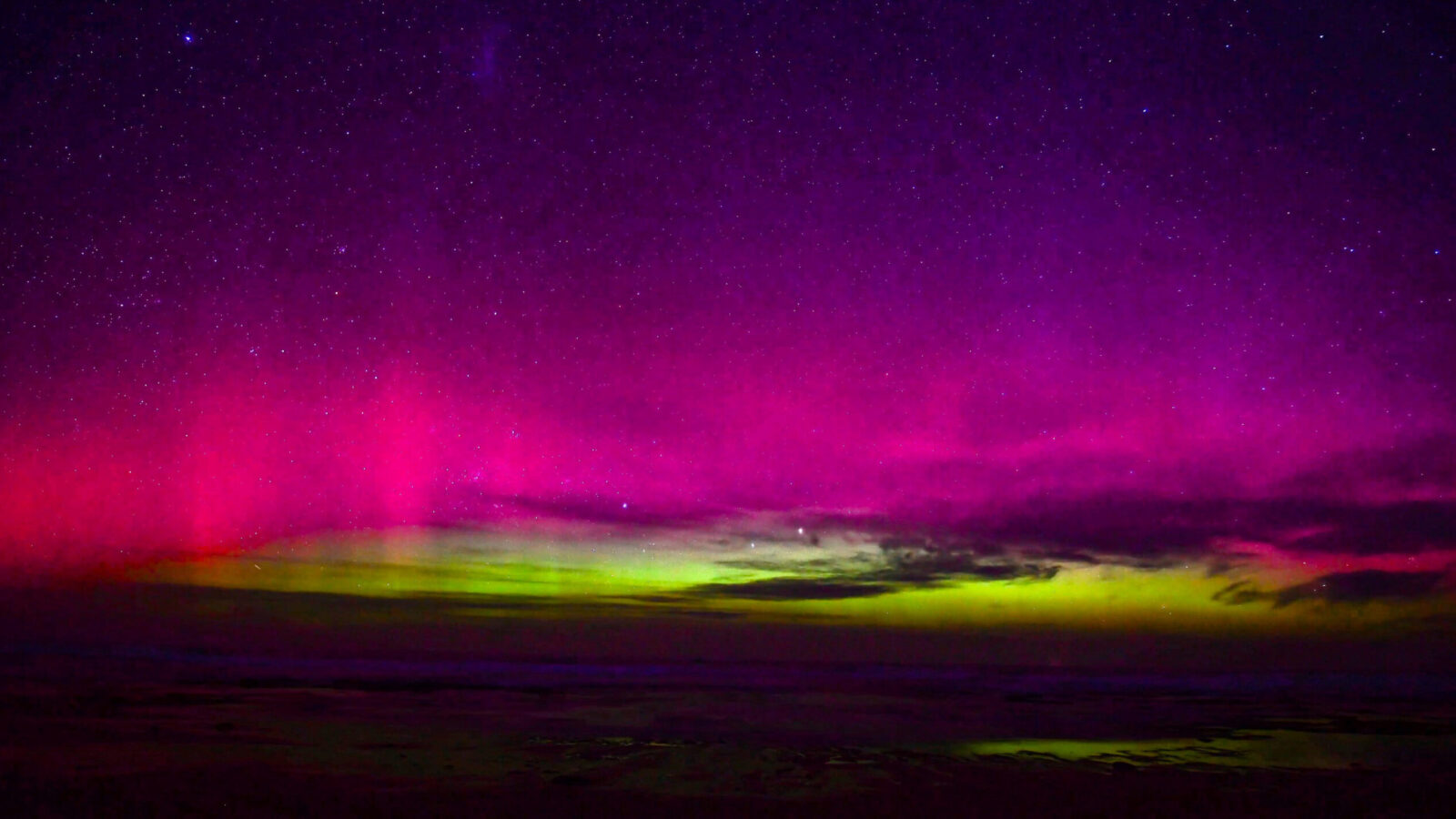 Βόρειο Σέλας: Η πιο ισχυρή ηλιακή καταιγίδα της χρονιάς «χάρισε» θέαμα σε εκατομμύρια ανθρώπους σε όλο τον κόσμο – Εντυπωσιακές εικόνες