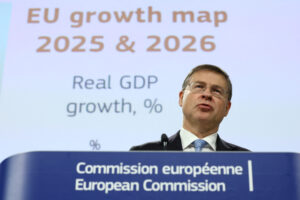 Ο Ευρωπαίος Επίτροπος Οικονομικών Βάλντις Ντομπρόβσκις παρευρίσκεται σε συνέντευξη Τύπου σχετικά με τις οικονομικές προβλέψεις της Ευρωπαϊκής Ένωσης, στις Βρυξέλλες, Βέλγιο, 17 Νοεμβρίου 2025. REUTERS/Yves Herman