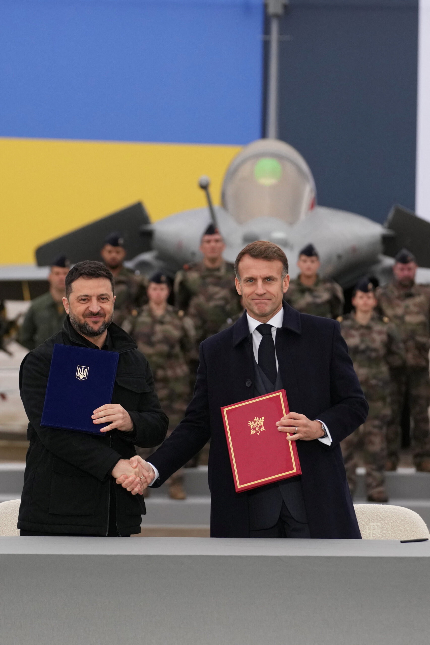 Ιστορική συμφωνία στη συνάντηση Μακρόν-Ζελένσκι: Η Ουκρανία αγοράζει 100 μαχητικά Rafale από τη Γαλλία