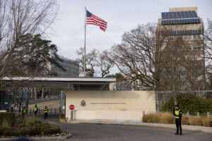 Η είσοδος της Αποστολής των ΗΠΑ στη Γενεύη, καθώς Αμερικανοί και Ουκρανοί αξιωματούχοι προετοιμάζονται για κεκλεισμένων των θυρών συνομιλίες σχετικά με τον τερματισμό του πολέμου της Ρωσίας στην Ουκρανία, με τον ακριβή χρόνο και τόπο να παραμένουν απόρρητοι, στη Γενεύη, Ελβετία, 23 Νοεμβρίου 2025. REUTERS/Pierre Albouy