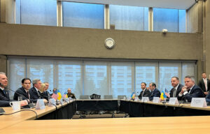 Ο ειδικός απεσταλμένος των ΗΠΑ Στιβ Γουίτκοφ, ο υπουργός Εξωτερικών των ΗΠΑ Μάρκο Ρούμπιο, ο υπουργός Στρατού των ΗΠΑ Ντάνιελ Ντρίσκολ και άλλα μέλη της αμερικανικής αντιπροσωπείας, καθώς και ο επικεφαλής της Προεδρικής Διοίκησης της Ουκρανίας Αντρίι Γερμάκ και άλλα μέλη της ουκρανικής αντιπροσωπείας, κάθονται πριν από τις κεκλεισμένων των θυρών συνομιλίες για τον τερματισμό του πολέμου της Ρωσίας στην Ουκρανία, στην Αποστολή των ΗΠΑ στη Γενεύη, Ελβετία, 23 Νοεμβρίου 2025. REUTERS/Emma Farge TPX IMAGES OF THE DAY