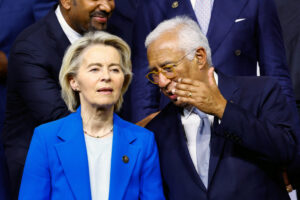 Η πρόεδρος της Κομισιόν Ούρσουλα φον ντερ ΄Λάιεν με τον πρόεδρο του Ευρωπαϊκού Συμβουλίου Αντόνιο Κόστα.