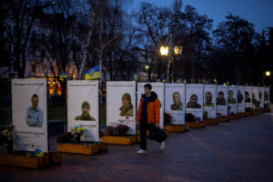 Ένας άνδρας περπατά μπροστά από πορτρέτα Ουκρανών στρατιωτών της περιοχής που σκοτώθηκαν πολεμώντας τους Ρώσους εισβολείς, σε πάρκο στο κέντρο του Τσερνίχιβ, Ουκρανία, 25 Νοεμβρίου 2025. REUTERS/Thomas Peter