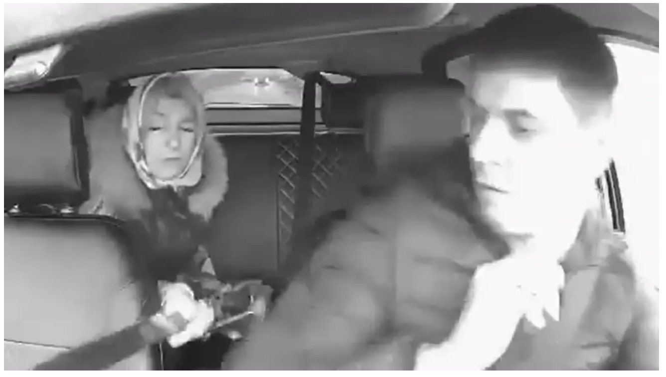 Απίστευτο περιστατικό στη Ρωσία: Τράβηξε ματσέτα σε ταξιτζή επειδή δεν της άρεσε το τραγούδι που έπαιζε (Βίντεο)