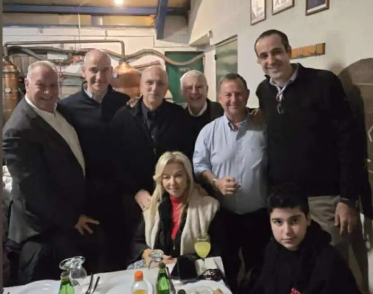 «Γαλάζιο καζάνι» στη Φλώρινα: Ποιοι βρέθηκαν στο γλέντι του Σταύρου Παπασωτηρίου – Η ευχή στο Γρηγόρη Δημητριάδη (εικόνες)