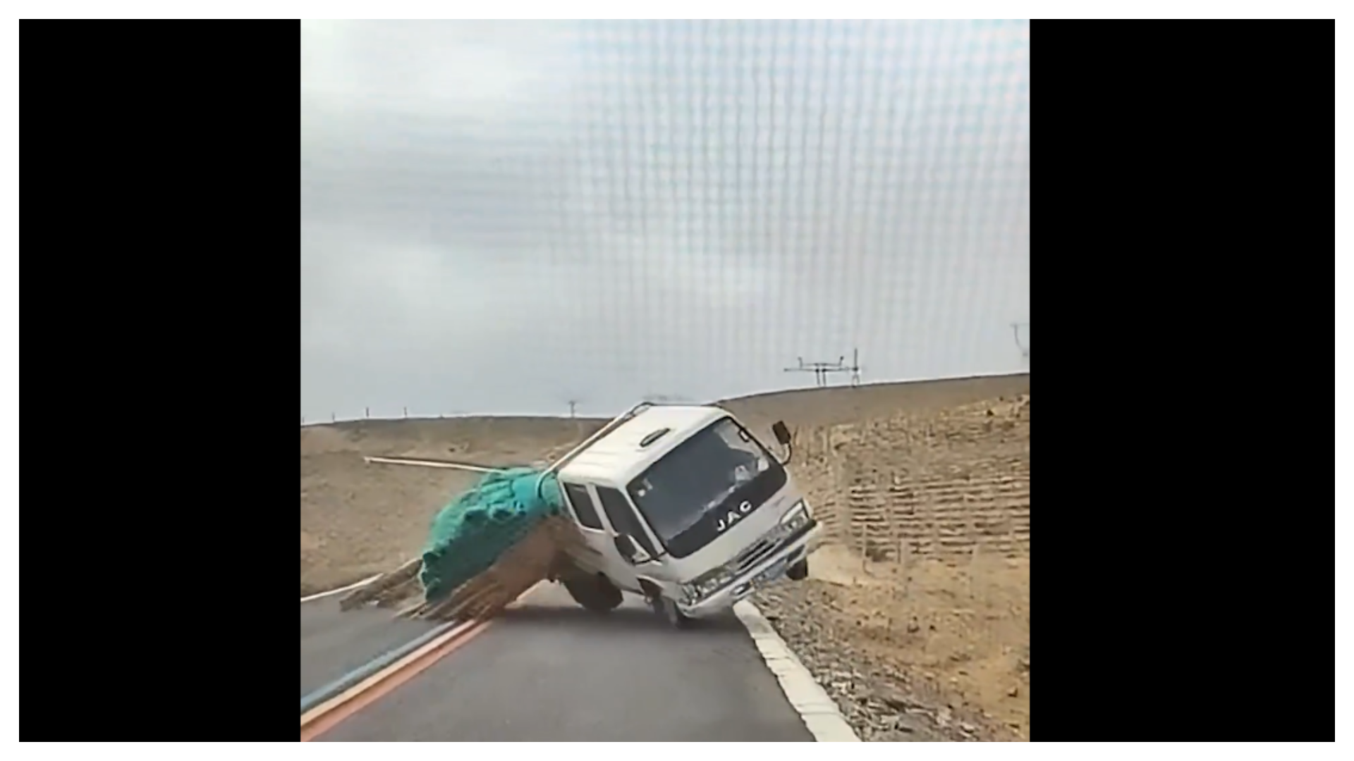 Τρομακτικό τροχαίο on camera: Φορτηγό με σπασμένα φρένα συγκρούεται μετωπικά με Mercedes (βίντεο)