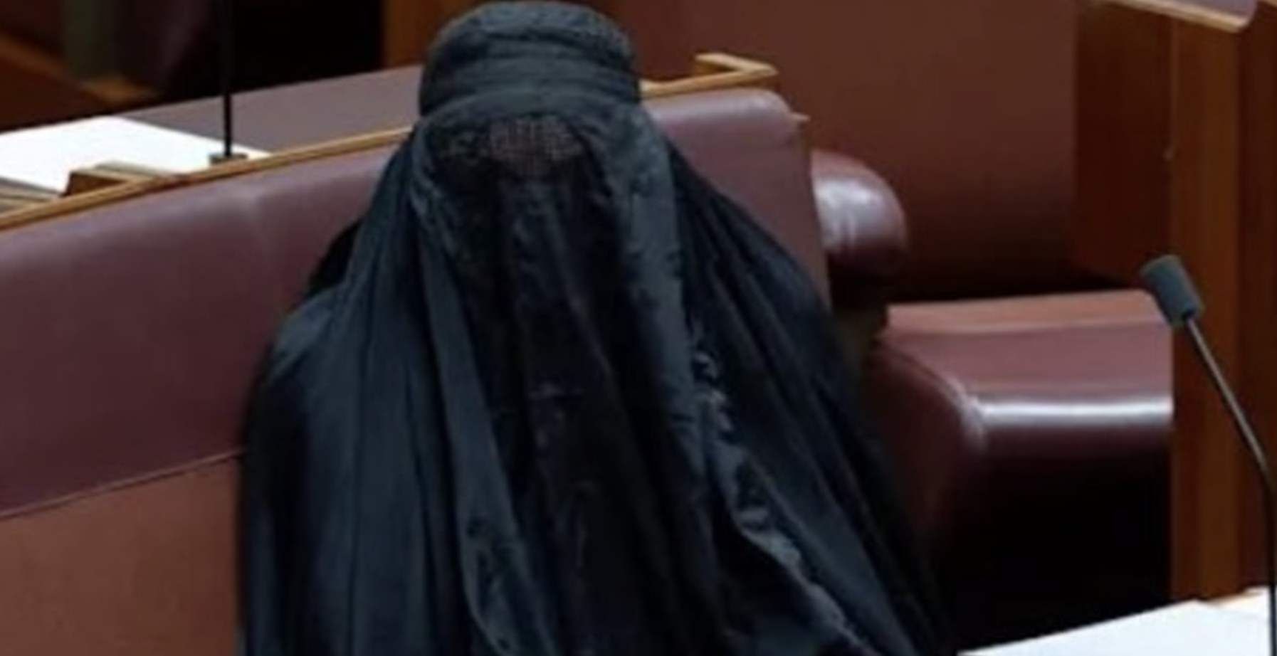 Αυστραλία: Αποβολή της ακροδεξιάς γερουσιαστή που εμφανίστηκε με μπούρκα – «Ασεβής ενέργεια» (βίντεο)