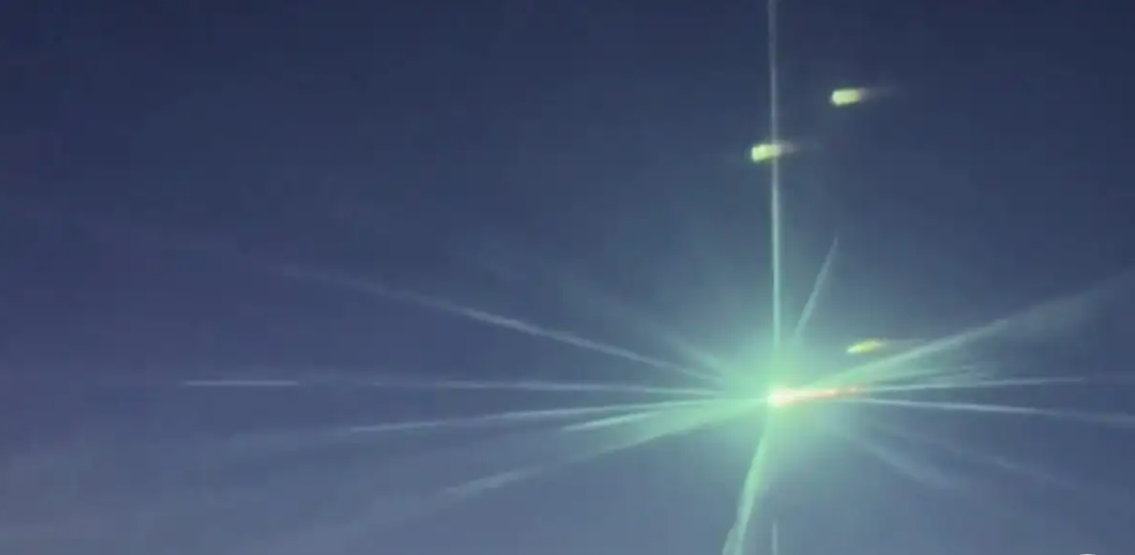 «Μπάλα φωτιάς» ξαφνιάζει τους επιβάτες πτήσης στη Ρωσία στα 10.000 μέτρα- Το βίντεο που έγινε Viral