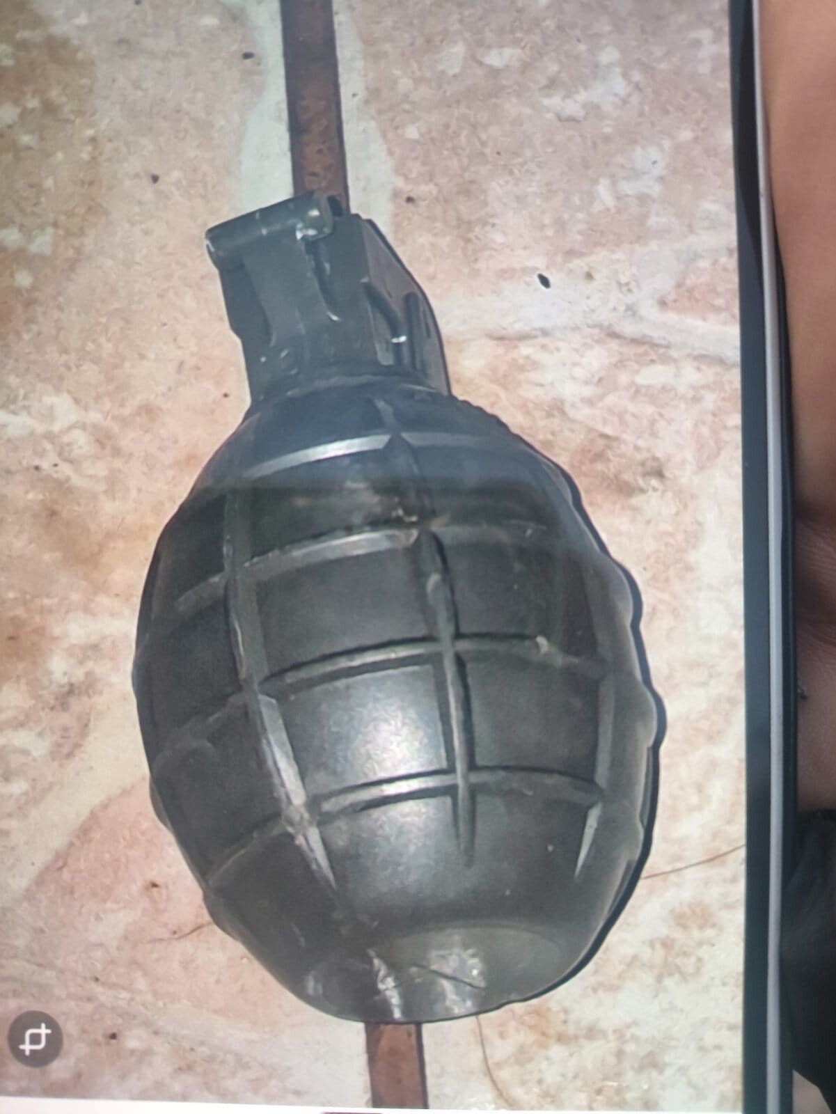 Νίκαια: Αυτή είναι η χειροβομβίδα που πέταξαν στο σπίτι του σωφρονιστικού υπαλλήλου στον Κορυδαλλό