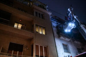 Πυρκαγιά σε διαμέρισμα στην οδό Λυκαβηττού στο Κολωνάκι, Σάββατο 29 Ιανουαρίου 2022. (ΤΑΤΙΑΝΑ ΜΠΟΛΑΡΗ/EUROKINISSI)