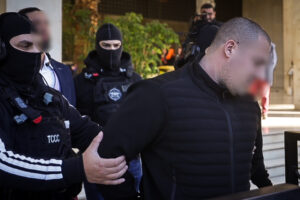 EUROKINISSI - Στον εισαγγελέα εκτέλεσης ποινών οδηγήθηκαν ο 31χρονος ανιψιός του ιδιοκτήτη κάμπινγκ και ο 32χρονος επιχειρηματίας, οι οποίοι συνελήφθησαν το μεσημέρι της Τετάρτης(10/12) ως ηθικοί αυτουργοί της διπλής δολοφονίας στην Φοινικούντα στις αρχές Οκτωβρίου, Πέμπτη 11 Δεκεμβρίου 2025. Αμέσως μετά η μεταγωγή της αστυνομίας αναχώρησε για την Καλαμάτα, προκειμένου να παρουσιαστούν οι δύο κατηγορούμενοι, ενώπιον ανακρίτριας και να απολογηθούν.