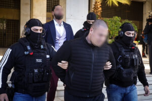 ΣΤΟΝ ΕΙΣΑΓΓΕΛΕΑ ΟΙ ΔΥΟ ΣΥΛΛΗΦΘΕΝΤΕΣ ΓΙΑ ΤΗΝ ΔΙΠΛΗ ΔΟΛΟΦΟΝΙΑ ΣΤΗΝ ΦΟΙΝΙΚΟΥΝΤΑ (EUROKINISSI)