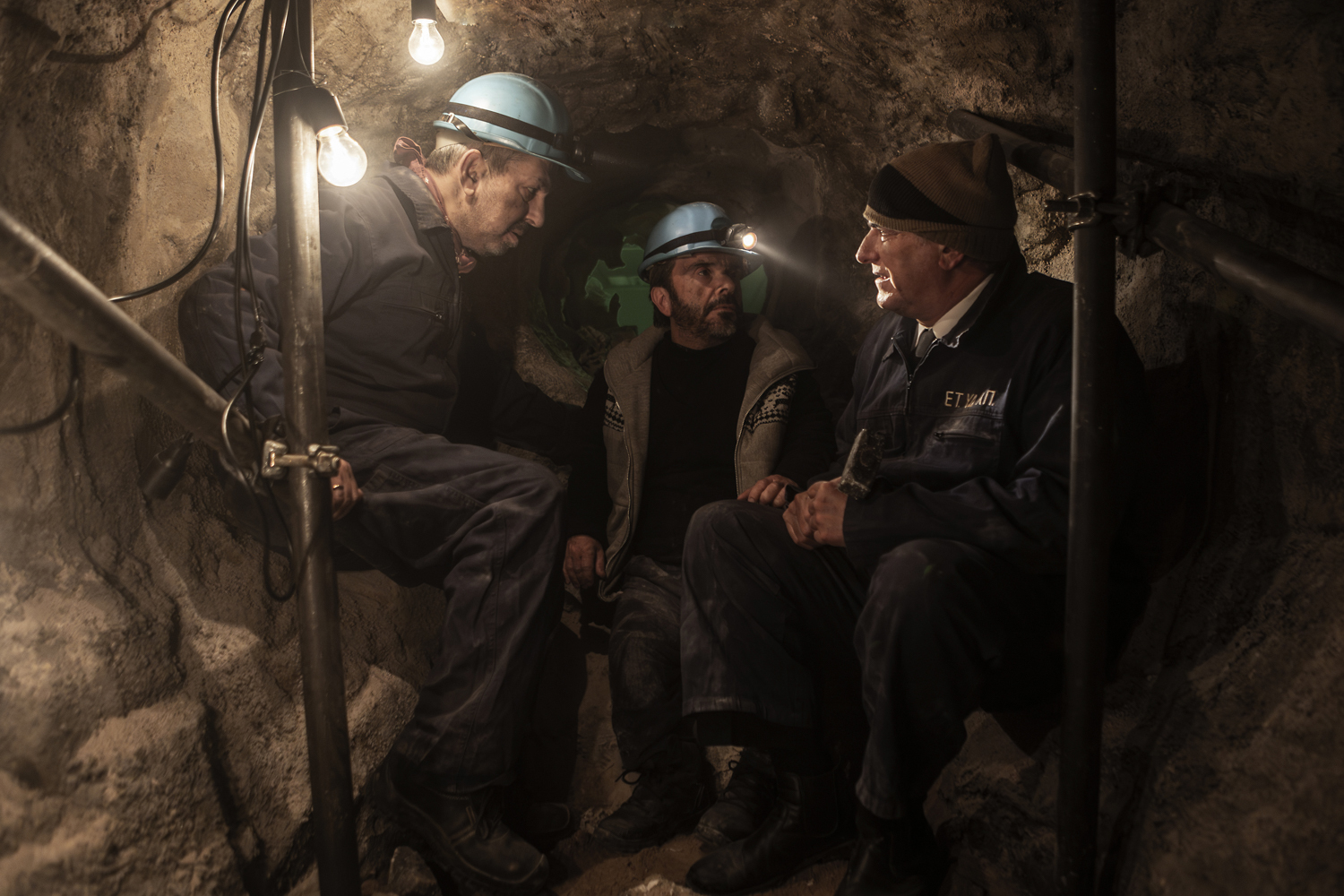 «Ριφιφί» στην Αθήνα των 90s: Είδαμε τα δύο πρώτα επεισόδια της εξαιρετικής νέας σειράς του Σωτήρη Τσαφούλια