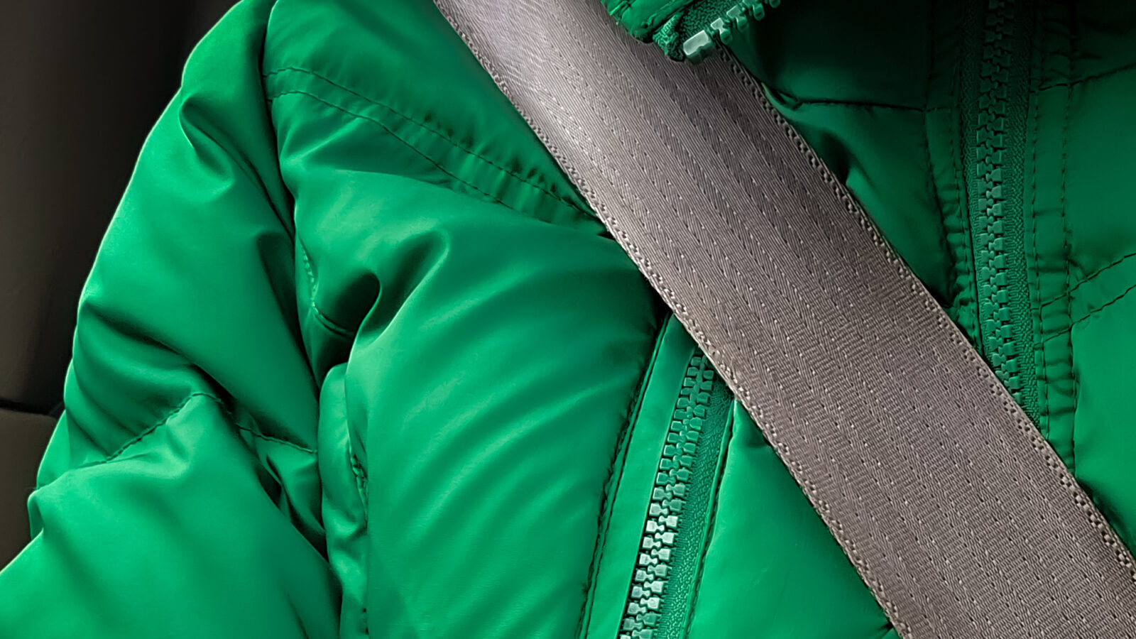 ADAC: Η οδήγηση με μπουφάν αυξάνει τον κίνδυνο τραυματισμού και με χαμηλή ταχύτητα