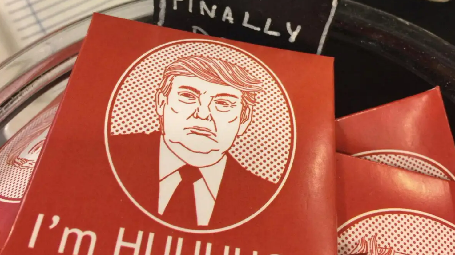 Τραμπ: «Δεν είναι κάτι σπουδαίο» – Δείτε το βίντεο με την δήλωση του μετά τις νέες φωτό αποκαλύψεις στο σκάνδαλο Επστάιν που προκαλούν σάλο – Προφυλακτικά με τη φωτογραφία του