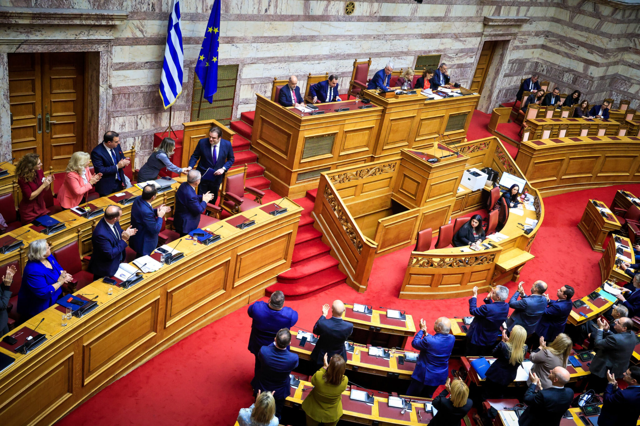 Στη Βουλή ο Κυριάκος Πιερρακάκης – Η υποδοχή και το πρώτο μήνυμα του νέου ισχυρού άνδρα του Eurogroup (Βίντεο) 