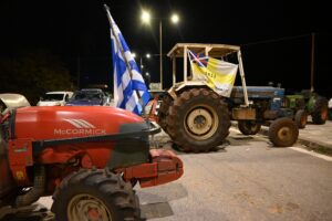 EUROKINISSI - Τρακτέρ σε μπλόκο των αγροτών