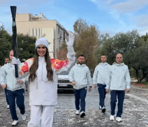 Λαμπαδηδρόμος η Κίμπερλι Γκίλφοϊλ: Ετρεξε στους δρόμους της Αθήνας με τη φλόγα των Χειμερινών Ολυμπιακών Αγώνων (βίντεο)