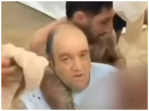 Ο Άχμεντ αλ Άχμεντ, ένας μανάβης που μετακόμισε στην Αυστραλία από την Συρία για μία νέα ζωή και, αφού γλίτωσε από τον πόλεμο, δέχθηκε δύο σφαίρες αφού πάλεψε σώμα με σώμα με ένα σκοπευτή τρομκράτη για να του αρπάξει το όπλο από τα χέρια.