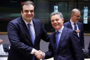 Ο Έλληνας υπουργός Οικονομίας και Οικονομικών Κυριάκος Πιερακάκης και ο Ιρλανδός υπουργός Οικονομικών και απερχόμενος πρόεδρος του Eurogroup Paschal Donohoe ανταλλάσσουν χειραψία την ημέρα της συνάντησης των υπουργών Οικονομικών της Ευρωζώνης στις Βρυξέλλες, Βέλγιο, 12 Νοεμβρίου 2025. REUTERS/Yves Herman