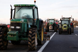 Γάλλοι αγρότες μπλοκάρουν με τρακτέρ τον αυτοκινητόδρομο A64, διαμαρτυρόμενοι για κυβερνητικά μέτρα —μεταξύ των οποίων και η θανάτωση ολόκληρων κοπαδιών βοοειδών— που στοχεύουν στον περιορισμό της εξάπλωσης της οζώδους δερματίτιδας στα ζώα στη Γαλλία, καθώς και για τη συμφωνία ελεύθερου εμπορίου ΕΕ–Mercosur, κοντά στην Carbonne, στο διαμέρισμα Haute-Garonne, Γαλλία, 16 Δεκεμβρίου 2025. REUTERS / Benoit Tessier