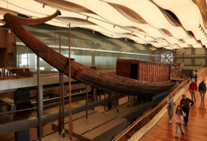 Ξεκινούν οι εργασίες συναρμολόγησης του δεύτερου ηλιακού σκάφους του Χέοπα στο Μεγάλο Αιγυπτιακό Μουσείο, στη Γκίζα - Φωτογραφία Reuters