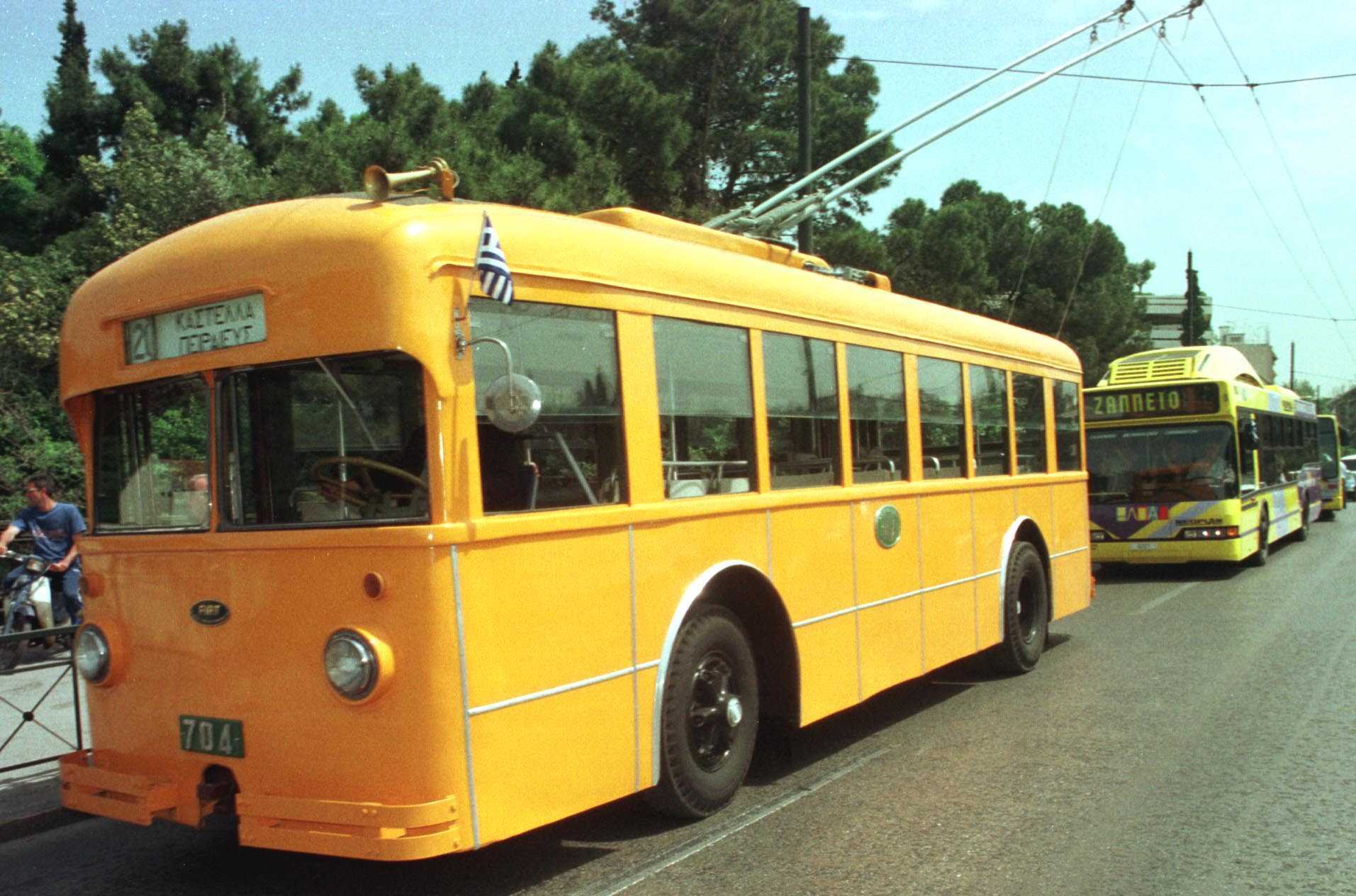 Αθήνα χωρίς τρόλεϊ: Από τον Καραμανλή που ξήλωσε το τραμ στον Κυρανάκη που ξηλώνει τα καλώδια – Του Τέρενς Κουίκ
