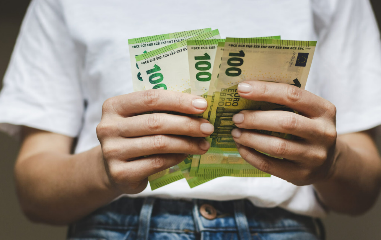 Τέλος η «ομηρία» από χρέη – Απαλλαγή από ποινικές διώξεις και διπλή ρύθμιση-ανάσα για χιλιάδες επαγγελματίες και νοικοκυριά