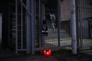 EUROKINISSI - Καντηλάκια και κασκόλ στην Τούμπα - Μεσίστιες οι σημαίες του ΠΑΟΚ στο γήπεδο για τα θύματα της τραγωδίας στην Ρουμανία