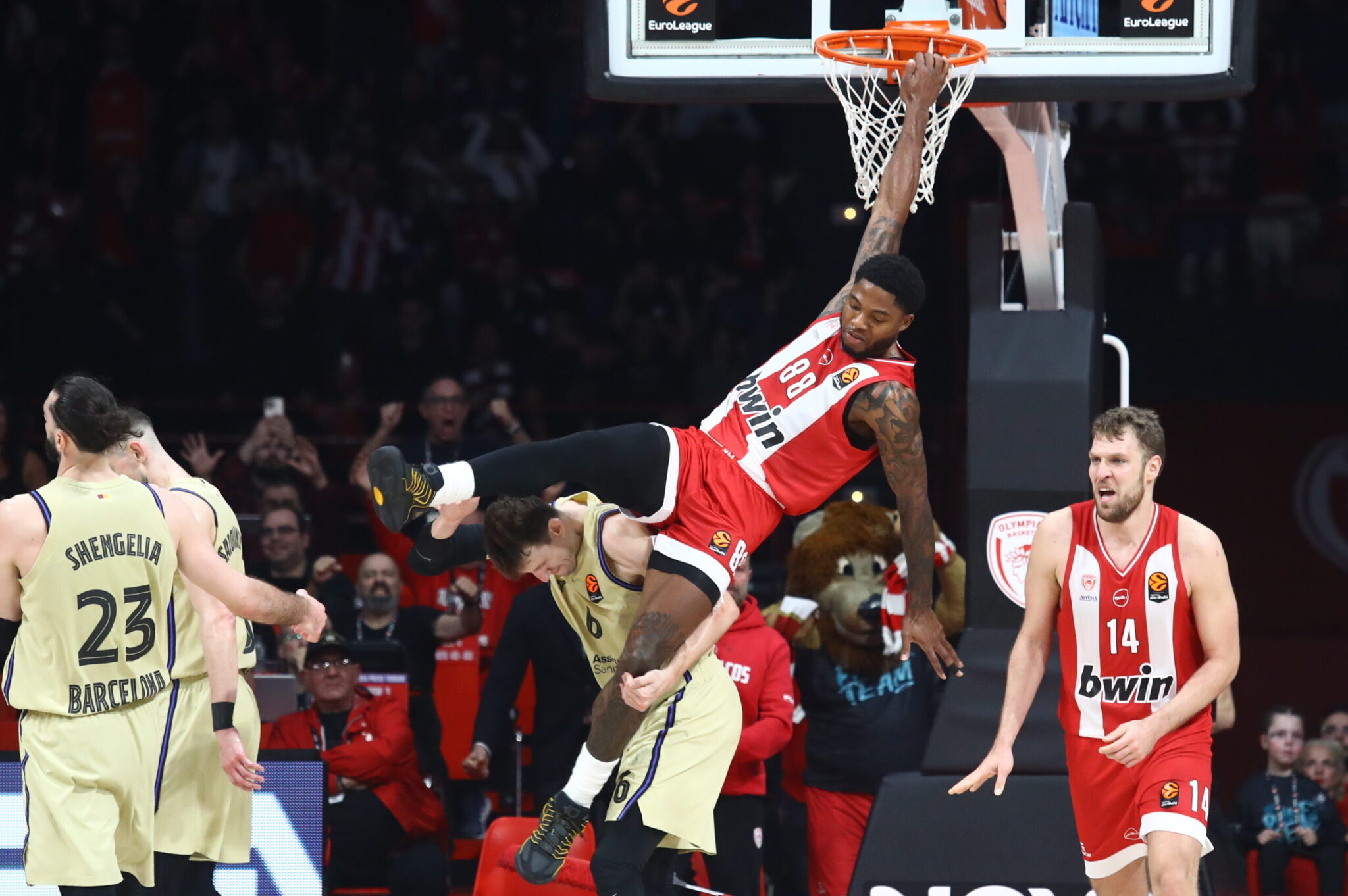 Ολυμπιακός με έναν «Ιντιάνα» Τζόουνς και τον Φουρνιέ γαλλικό κλειδί πήρε 87-75 ρεβάνς από την Μπαρτσελόνα