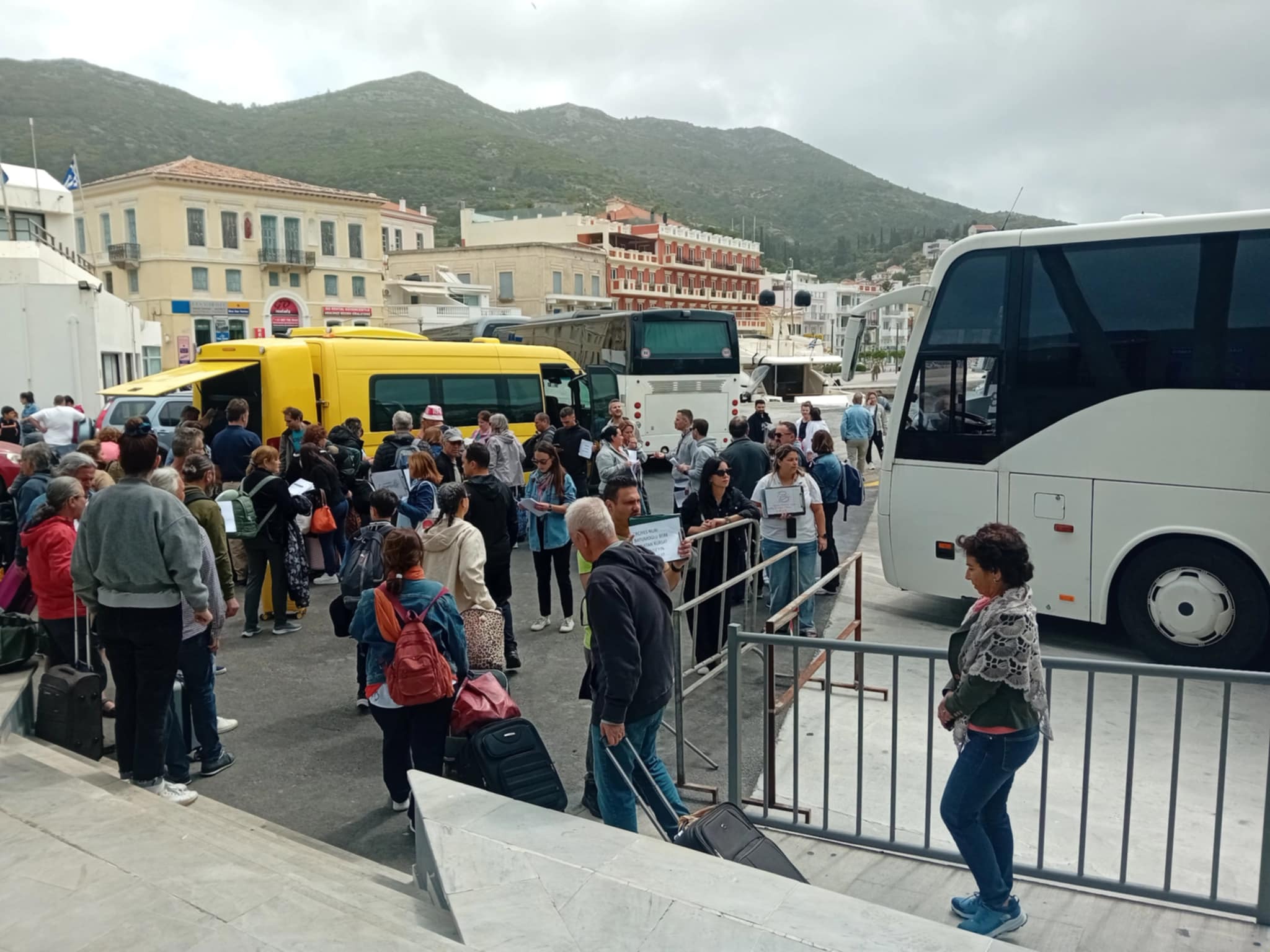 Τούρκοι γεμίζουν τα ελληνικά σούπερ μάρκετ – Έρχονται με λεωφορεία από Έβρο και με πλοία στα νησιά του Αιγαίου