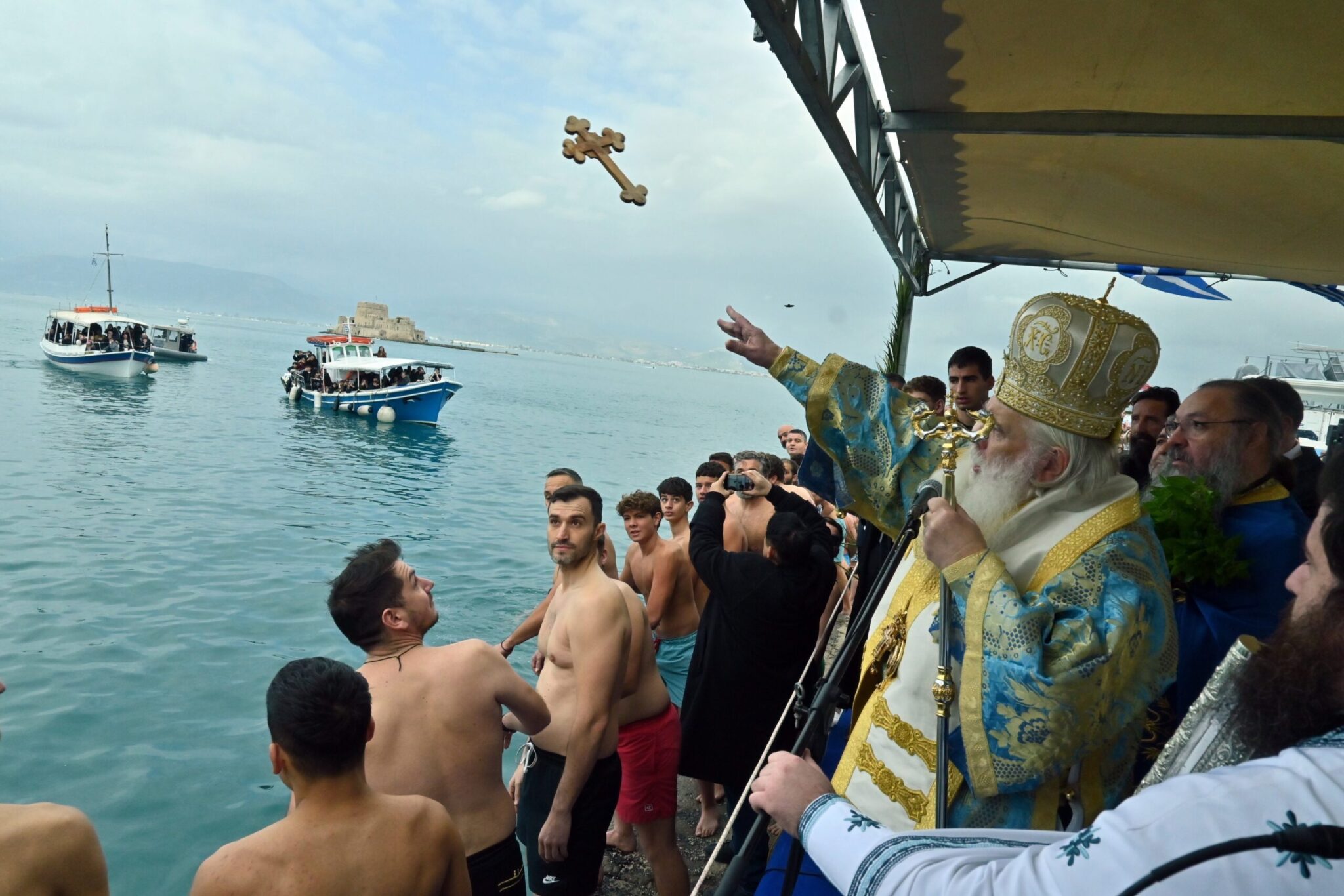Θεοφάνια: Με κατάνυξη ο αγιασμός των υδάτων σε Αθήνα και Πειραιά – Πώς γιόρτασε η Ελλάδα τα Φώτα (Φωτό-Βίντεο)
