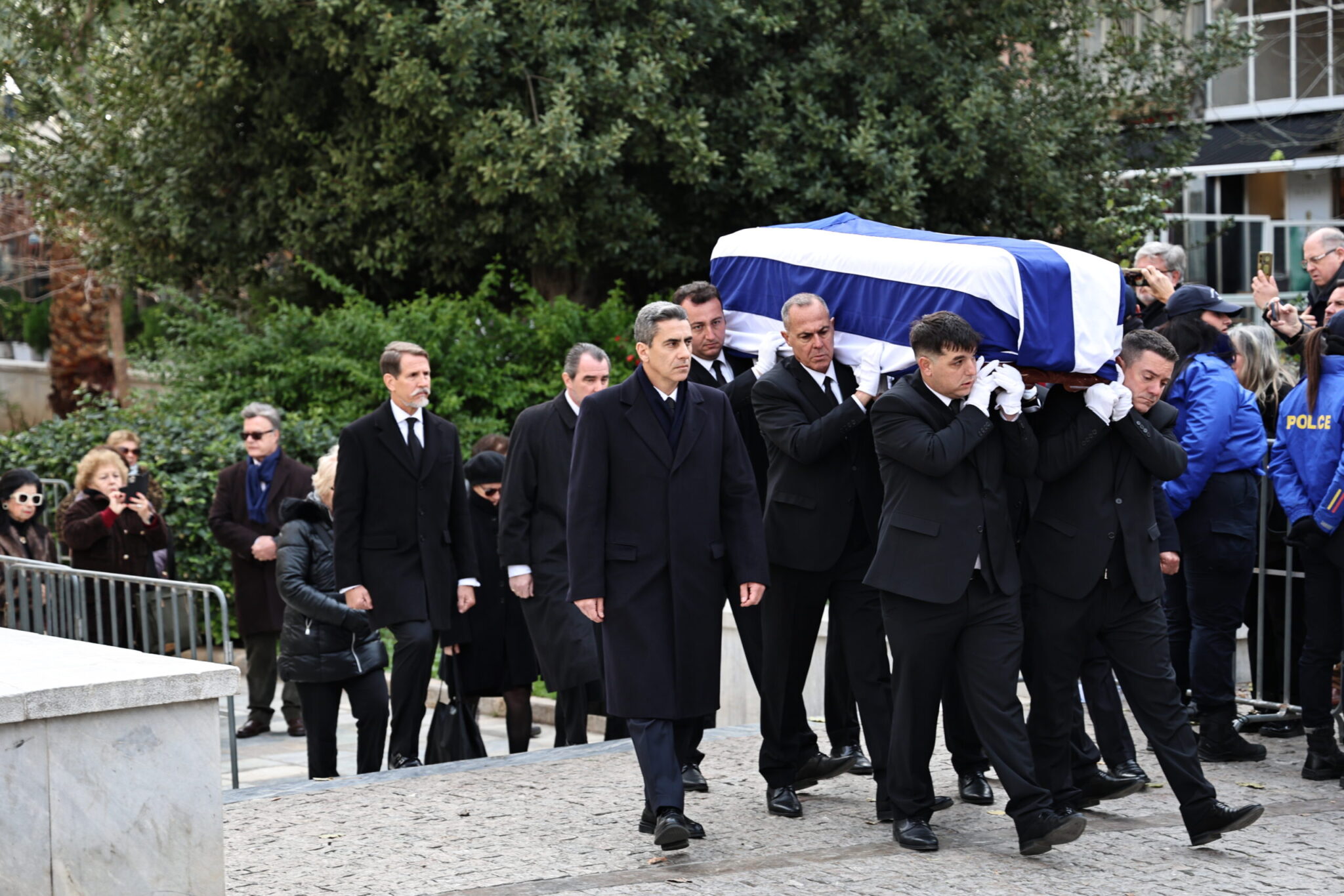 Το τελευταίο αντίο στην πριγκίπισσα Ειρήνη: Με την ελληνική σημαία η σορός στο παρεκκλήσι της Μητρόπολης Αθηνών (Εικόνες, Βίντεο)