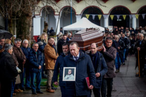 EUROKINISSI - Στιγμιότυπο από την κηδεία της 47χρονης Σαυρούλας Μπουκουβάλα, που βρήκε τραγικό θάνατο στη βιομηχανία Βιολάντα στα Τρίκαλα