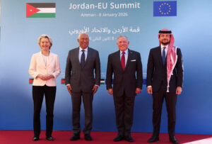 Σύνοδος κορυφής ΕΕ-Ιορδανίας στο Αμμάν - Ο βασιλιάς της Ιορδανίας Αμπντουλάχ, ο πρόεδρος του Ευρωπαϊκού Συμβουλίου Αντόνιο Κόστα, η πρόεδρος της Ευρωπαϊκής Επιτροπής Ούρσουλα φον ντερ Λάιεν και ο πρίγκιπας της Ιορδανίας Χουσεΐν μπιν Αμπντουλάχ ποζάρουν για μια φωτογραφία κατά τη διάρκεια της συνόδου κορυφής ΕΕ-Ιορδανίας στο Αμμάν της Ιορδανίας, στις 8 Ιανουαρίου 2026. REUTERS/Alaa Al Sukhni