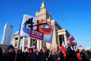 Πολωνοί αγρότες διαμαρτύρονται κατά της εμπορικής συμφωνίας Mercosur στη Βαρσοβία - Διαδηλωτές κρατούν ένα πανό κατά τη διάρκεια διαμαρτυρίας Πολωνών αγροτών κατά της εμπορικής συμφωνίας Mercosur στο κέντρο της Βαρσοβίας, Πολωνία, 9 Ιανουαρίου 2026. REUTERS/Aleksandra Szmigiel