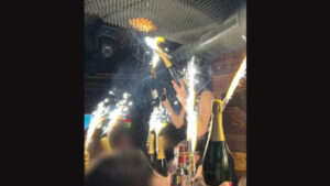 Η στιγμή ακριβώς που παίρνει φωτιά η οροφή του μπαρ στο Κραν Μοντανά - Πηγή: στιγμιότυπο από ερασιτεχνικό βίντεο