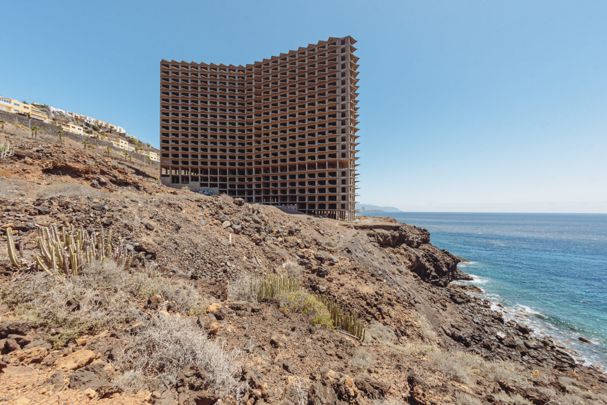 Ισπανία: Το απόκοσμο ξενοδοχείο «φάντασμα» που θα χρειαστεί εκατομμύρια για να κατεδαφιστεί – Και η τρομακτική ιστορία πίσω από αυτό (Εικόνες)