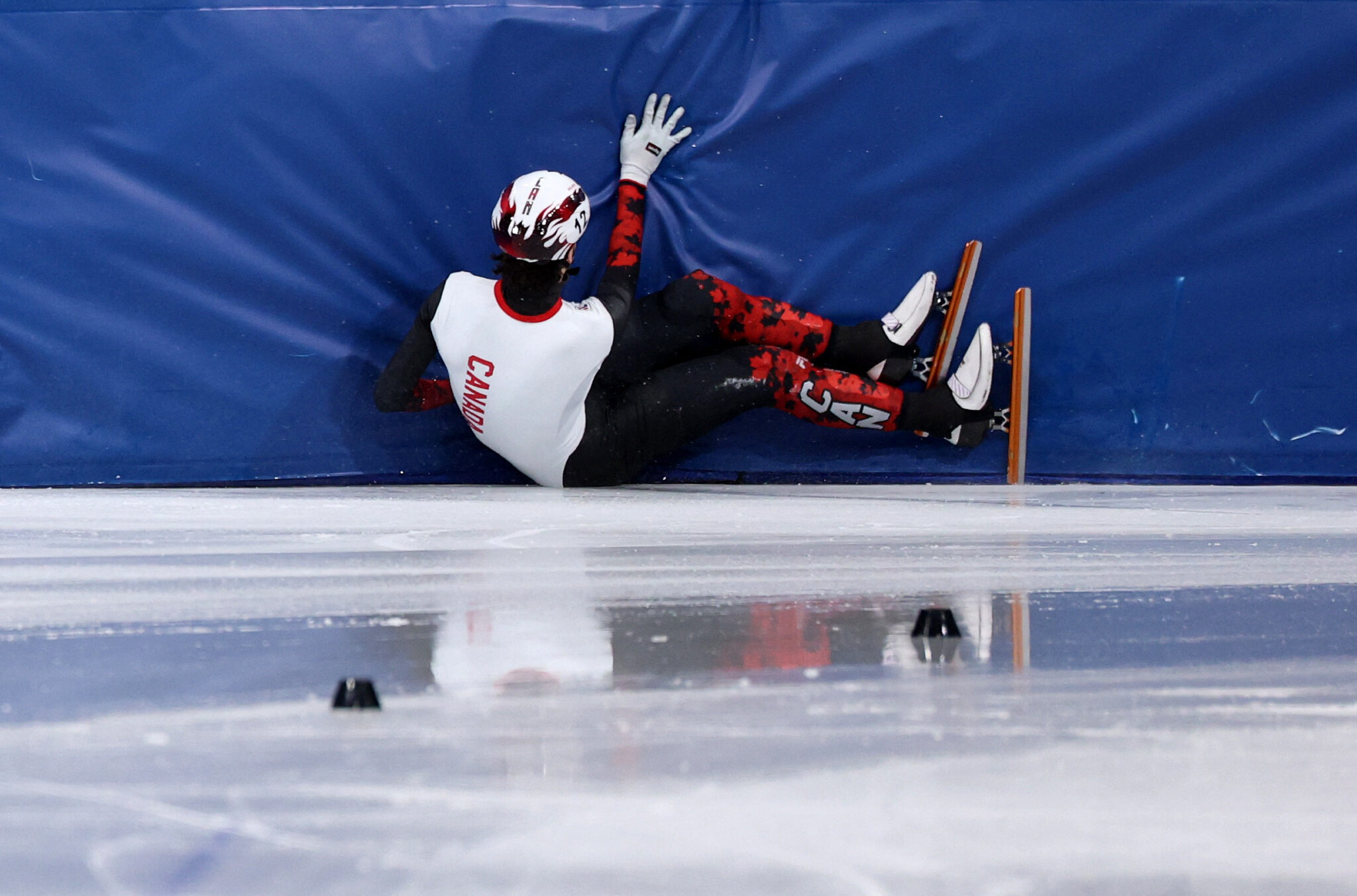 Χειμερινοί Ολυμπιακοί Αγώνες: Κάμεραμαν δέχεται γερό χτύπημα σε επεισοδιακό αγώνα ταχύτητας πατινάζ μετά από πτώση αθλητή (βίντεο)