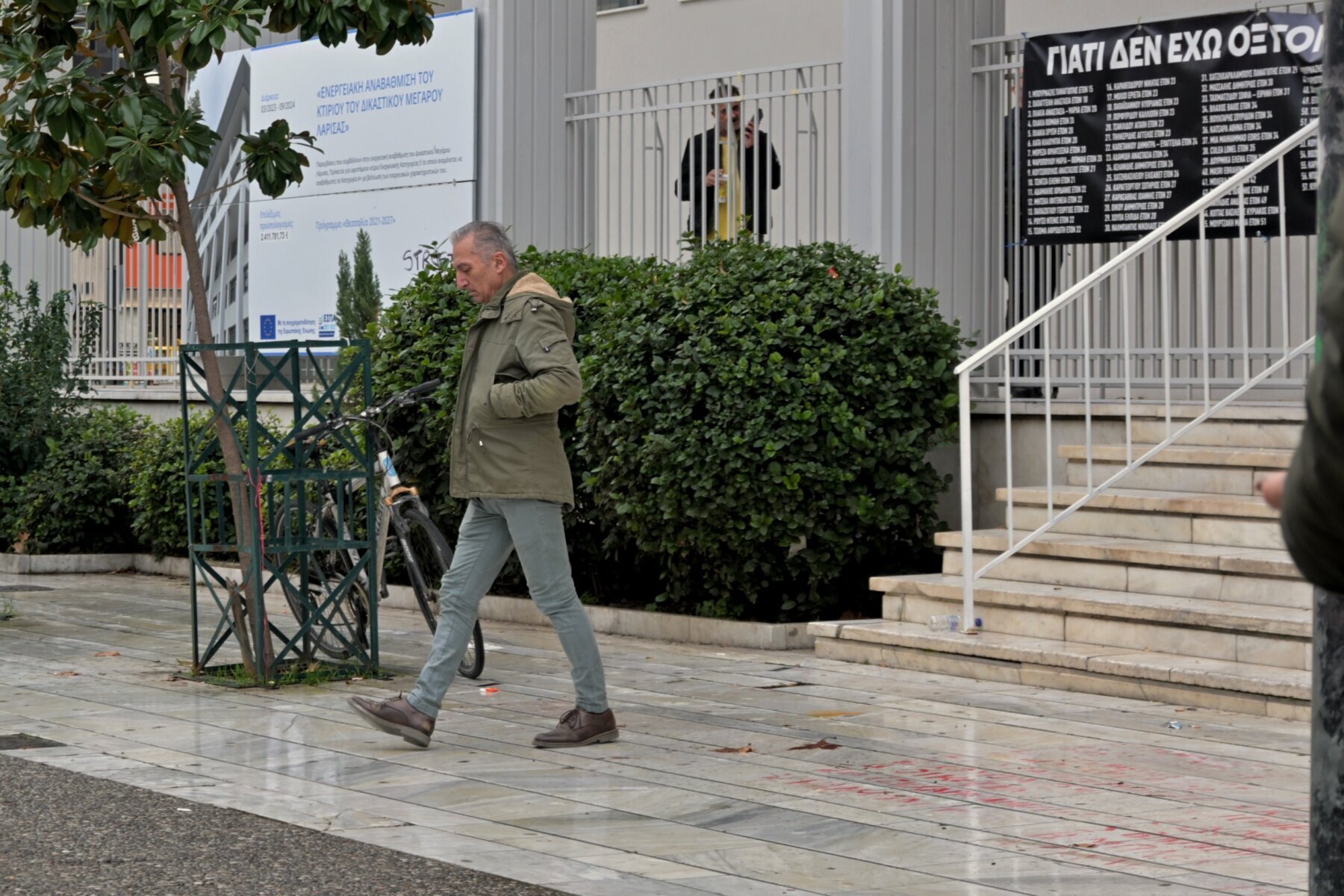 Ένταση στην δίκη για τα Τέμπη: «Οι μπράβοι μπαίνουν στον χώρο των δικηγόρων, μας κατηγορούν για θέατρο» λένε συγγενείς θυμάτων (Βίντεο)