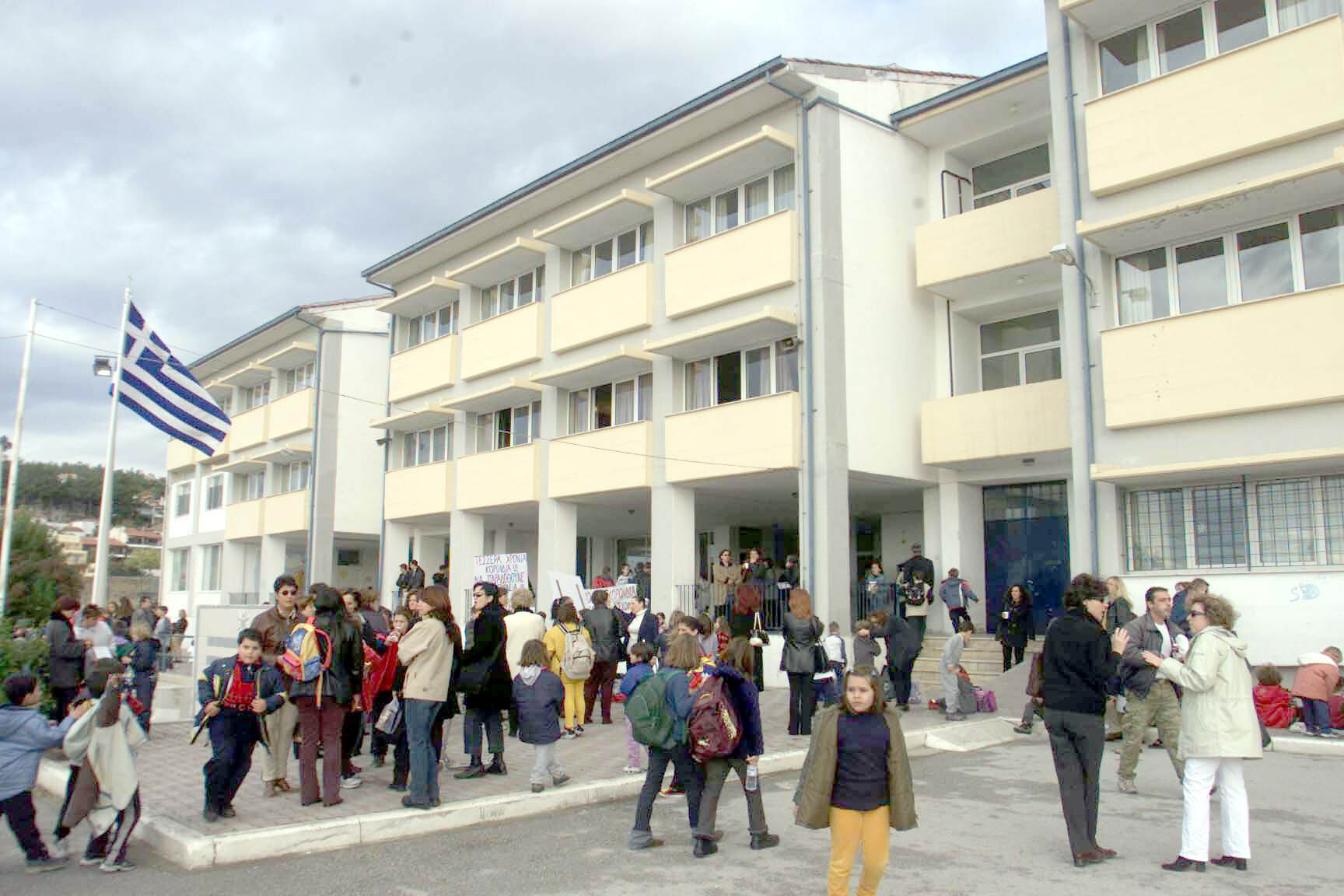 Πτολεμαΐδα: Μπήκε στο σχολείο παριστάνοντας πατέρα μαθητή και έκλεψε το πορτοφόλι του υποδιευθυντή – Τον κυνηγούσαν στο προαύλιο (Βίντεο)