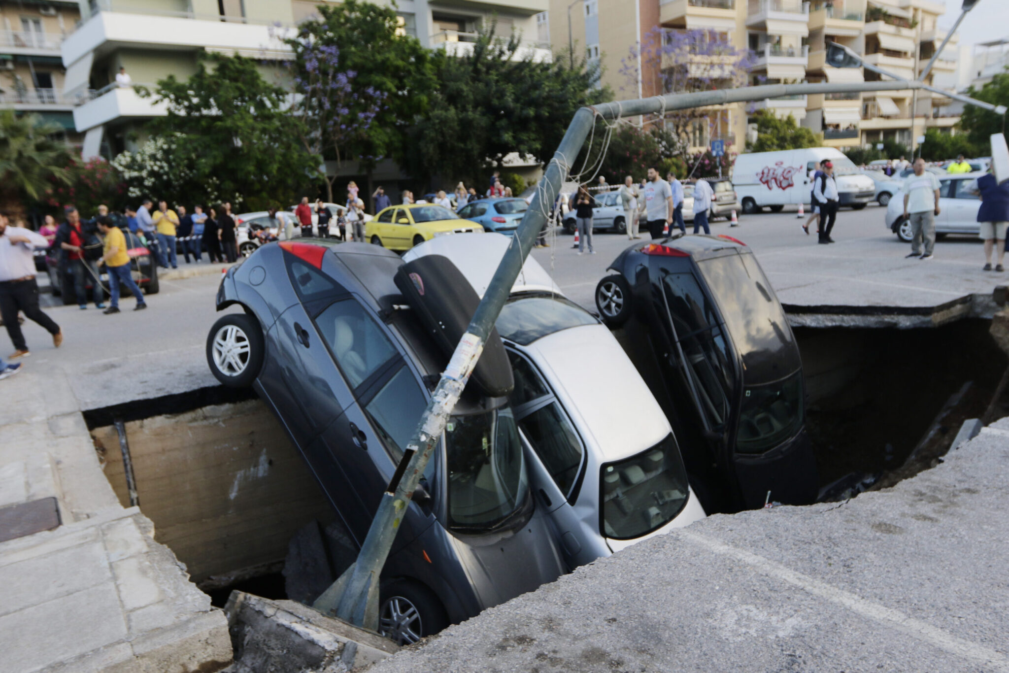 Το «στοιχειωμένο» πάρκινγκ της Αθήνας με τον τεράστιο κρατήρα ανοίγει ξανά – Πότε θα είναι διαθέσιμο για τους κατοίκους