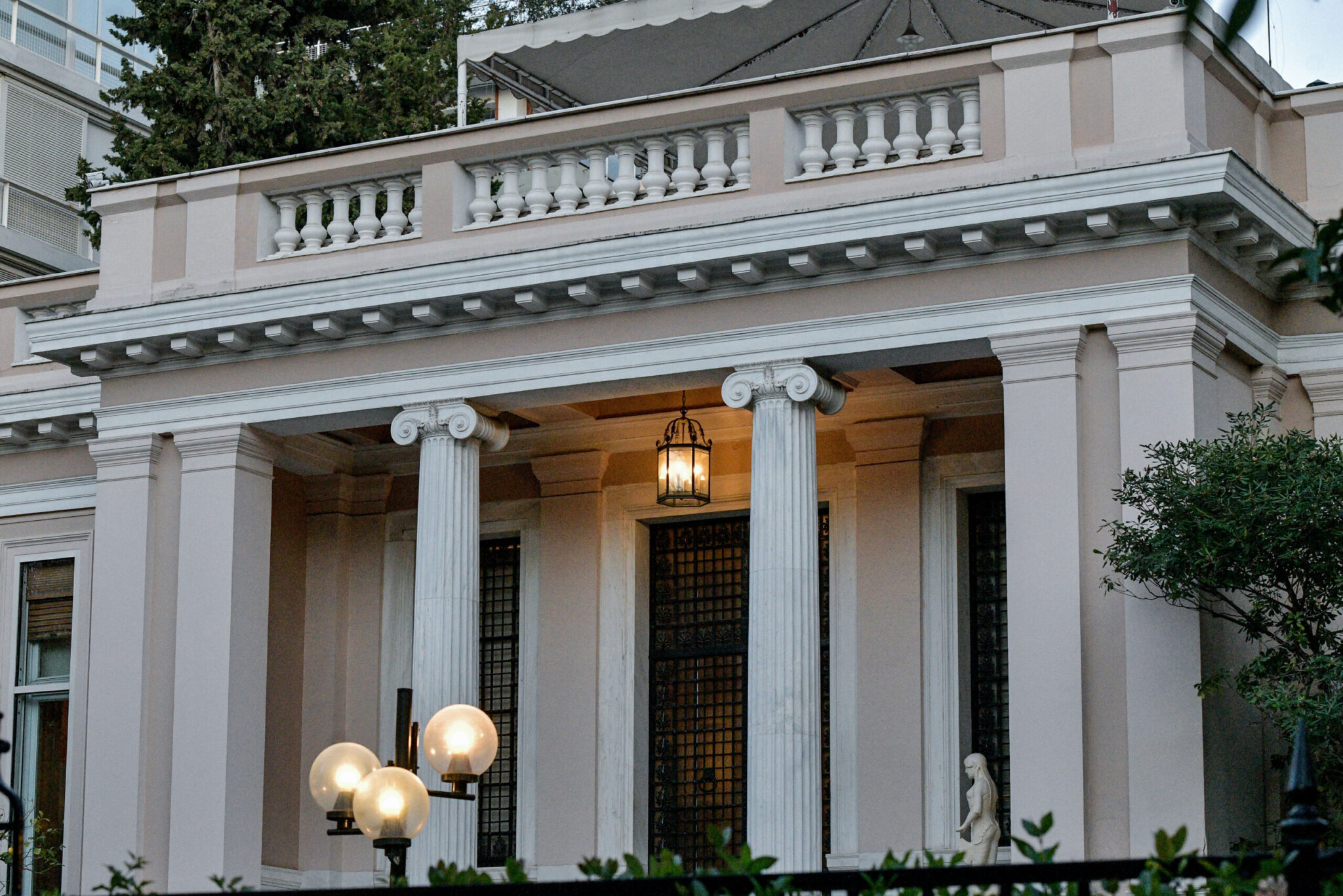 ΚΥΣΕΑ: Ξεκίνησε η έκτακτη συνεδρίαση – Επικοινωνία Μητσοτάκη με ηγέτες χωρών της Μέσης Ανατολής