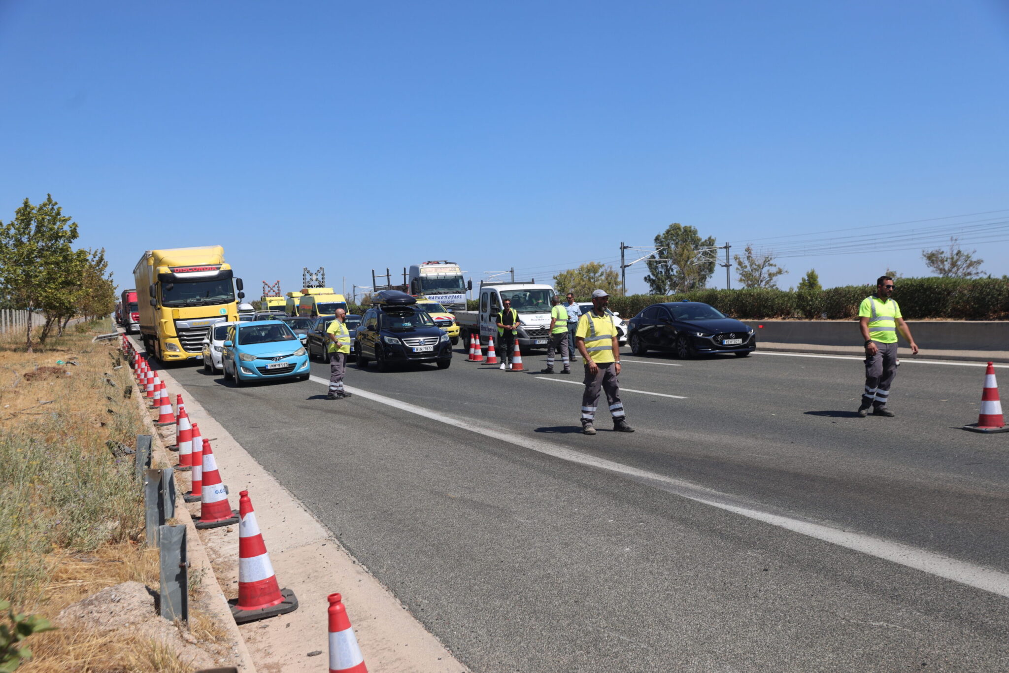 Ανατροπή φορτηγού στην εθνική οδό Αθηνών-Λαμίας – Διακοπή κυκλοφορίας σε 2 λωρίδες