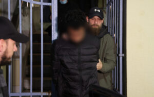 EUROKINISSI - Ο φερόμενος διακινητής στο Δικαστικό Μέγαρο Χίου