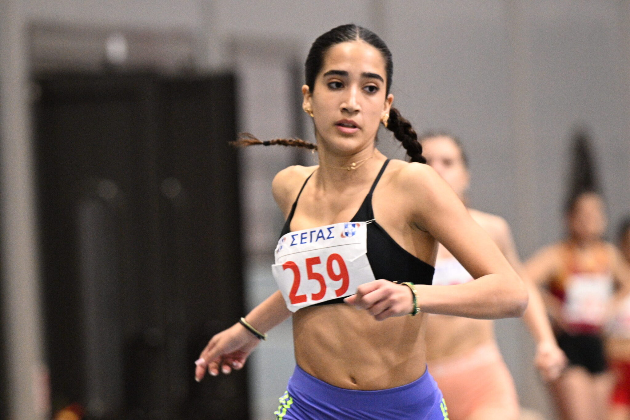 Η 17χρονη κόρη του Κώστα Μπακογιάννη έκανε πανελλήνιο ρεκόρ Κ18 στα 60 μ. εμπόδια (Εικόνες)